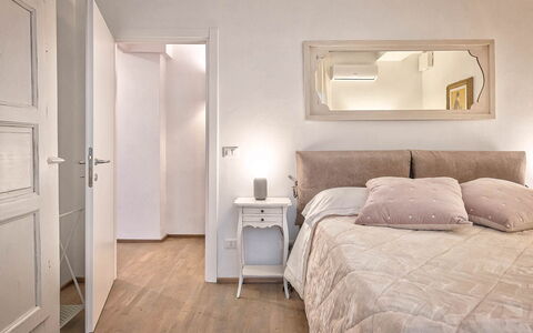 Cortona Deluxe: Mueble, Diseño De Interiores, Cama, Pared, Habitación, Suelo, Piso, Madera, Habitación, Techo