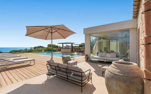 Villa Smeralda: Recurso, Costeras Y Los Accidentes Geográficos Oceánico, Costa, Inmuebles, Mar, Mueble Para Exteriores, Piscina, Apuntalar, Zona Tropical, Paraguas