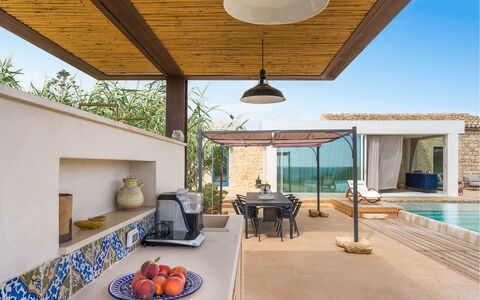 Villa Smeralda: Piso, Suelo, Mueble, Casa, Material Compuesto, Recurso, Piscina, Silla, Loseta, Sombra