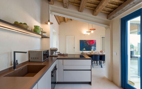 Villa Smeralda: Diseño De Interiores, Cocina, Mostrador, Pared, Mueble, Piso, Madera, Techo, Casa, Lámpara