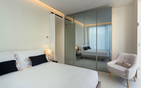 Villa Zora: Diseño De Interiores, Piso, Pared, Mueble, Suelo, Madera, Cama, Habitación, Textil, Habitación