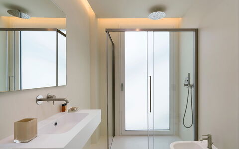 Villa Zora: Diseño De Interiores, Baño, Pared, Arreglo De Tubería, Piso, Madera, Suelo, Espejo, Grifo, Lámpara