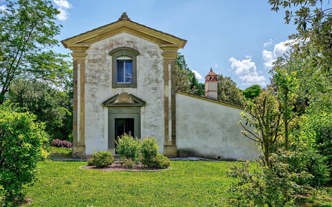 Villa Church: Hierba, Arbusto, Arquitectura, Jardín, Paisajismo, Césped, Yarda, Inmuebles