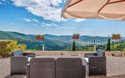 Villa Vita Bella: Paisaje, Colina, Hill Station, Mueble Para Exteriores, Cordillera, Polo, Sombra, Maceta, Cresta, Silla