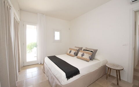 Villa Il Guaceto: Pared, Cama, Mueble, Habitación, Diseño De Interiores, Suelo, Piso, Casa, Techo, Lecho