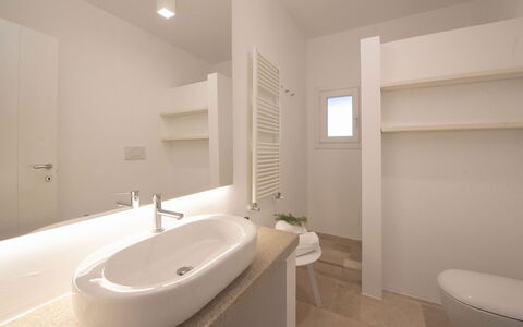 Villa Il Guaceto: Piso, Pared, Suelo, Arreglo De Tubería, Diseño De Interiores, Baño, Techo, Lavabo Del Baño, Lavabo, Habitación