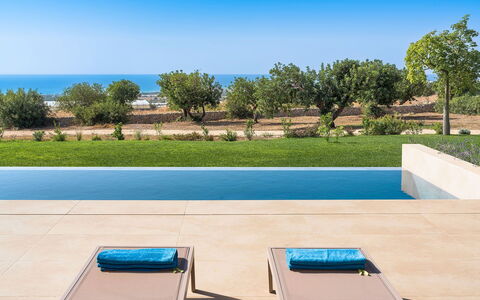 Villa Miriam: Azul, Piscina, Material Compuesto, Mueble Para Exteriores, Sombra, Recurso, Sunlounger, Paisajismo, Eco Hotel, Sillón