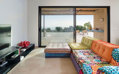 Villa Miriam: Mueble, Diseño De Interiores, Sofá, Piso, Suelo, Sala, Casa, Habitación, Departamento