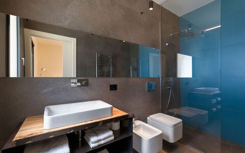 Villa Miriam: Piso, Diseño De Interiores, Arreglo De Tubería, Baño, Pared, Lavabo, Suelo, Lavabo Del Baño, Techo, Grifo