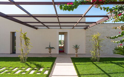 Villa Miriam: Jardín, Sombra, Paisajismo, Césped, Yarda, Estructura Al Aire Libre, Césped Artificial, Patio Interior, Patio, Pérgola