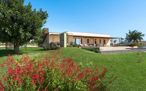 Villa Miriam: Cielo, Hierba, Arquitectura, Casa, El Terreno Del Lote, Llanura, Paisaje, Inmuebles, Techo