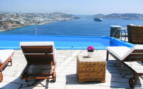 Casa le Rose: Azul, Piscina, Recurso, Mueble Para Exteriores, Mueble, Sunlounger, Ocio, Departamento, Hotel, Paraguas