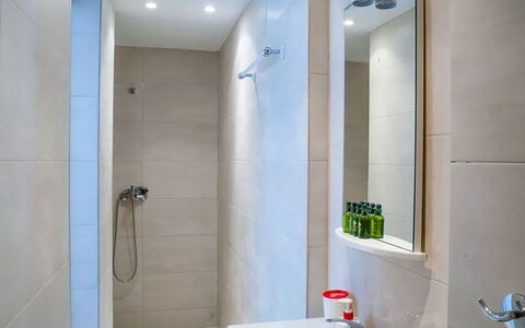 Casa le Rose: Baño, Piso, Arreglo De Tubería, Diseño De Interiores, Pared, Suelo, Baño, Plomería, Grifo, Loseta