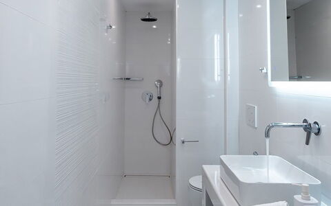 The Rose Flat: Baño, Arreglo De Tubería, Piso, Diseño De Interiores, Suelo, Techo, Grifo, Plomería, Lavabo, Lámpara