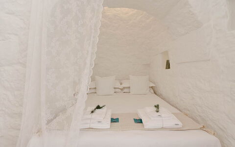 Trulli Fontana: Habitación, Cama, Lecho, Almohada, Material Natural, Sábana, Linos, Arrojar La Almohada, Colchón, Marco De La Cama