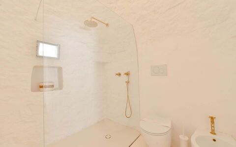 Trulli Fontana: Pared, Arreglo De Tubería, Piso, Baño, Suelo, Encendiendo, Techo, Diseño De Interiores, Plomería, Lámpara