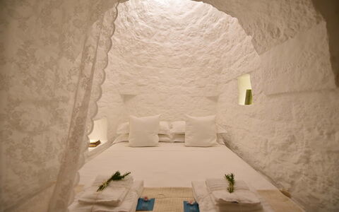 Trulli Fontana: Encendiendo, Habitación, Cama, Habitación, Lecho, Sábana, Linos, Comodidad, Almohada, Lámpara