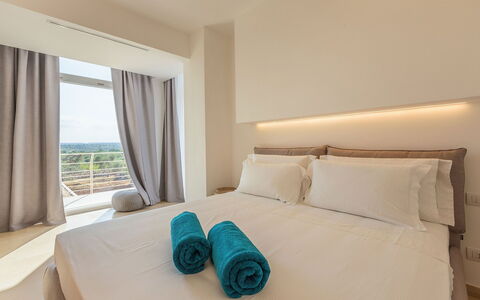 Villa Panita: Diseño De Interiores, Mueble, Madera, Habitación, Cama, Piso, Suelo, Sábana, Lecho, Marco De La Cama