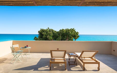 Villa Paprika: Azul, Mar, Horizonte, Oceano, Mueble, Costeras Y Los Accidentes Geográficos Oceánico, Mueble Para Exteriores, Sombra, Playa, Costa