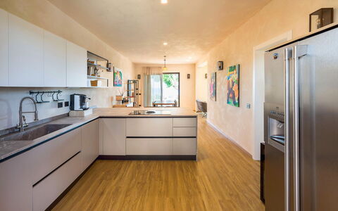 Villa Paprika: Cocina, Mostrador, Aparato De Cocina, Mueble, Diseño De Interiores, Piso, Electrodoméstico, Gabinetes, Suelo, Madera