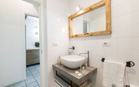 Villa Riva: Diseño De Interiores, Baño, Lavabo Del Baño, Piso, Arreglo De Tubería, Suelo, Madera, Lavabo, Espejo, Grifo