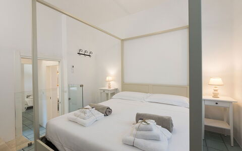 Villa Riva: Diseño De Interiores, Cama, Techo, Habitación, Suelo, Marco De La Cama, Departamento, Lecho, Habitación, Sábana