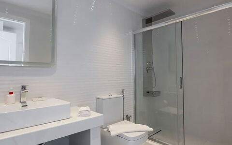 Apartment Rose 1: Baño, Arreglo De Tubería, Piso, Suelo, Diseño De Interiores, Lavabo, Techo, Lavabo Del Baño, Grifo, Plomería