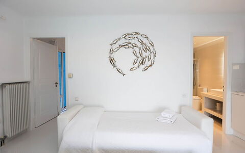 Apartment Rose 1: Habitación, Cama, Sábana, Lecho, Diseño De Interiores, Suelo, Mueble, Marco De La Cama, Linos, Departamento