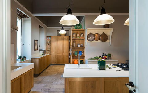 Villa Milo: Diseño De Interiores, Mueble, Cocina, Madera, Mostrador, Lámpara, Techo, Gabinetes, Piso, Encendiendo