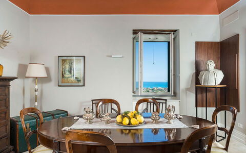 Villa Milo: Mueble, Diseño De Interiores, Mesa, Madera, Piso, Suelo, Cocina Y Comedor Mesa, Marco, Encendiendo, Comedor