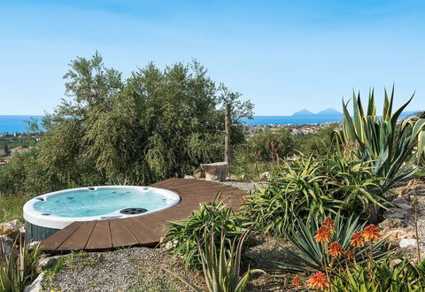 Villa Milo: Piscina, Recurso, Mueble Para Exteriores, Eco Hotel, Ocio, Silla, Paraguas, Paisajismo, Sombra, Ciudad De Vacaciones