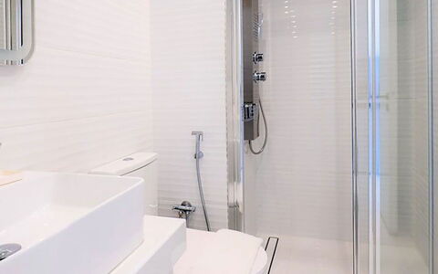Apartment Rose 2: Baño, Arreglo De Tubería, Diseño De Interiores, Piso, Lavabo Del Baño, Suelo, Grifo, Lavabo, Plomería, Bañera