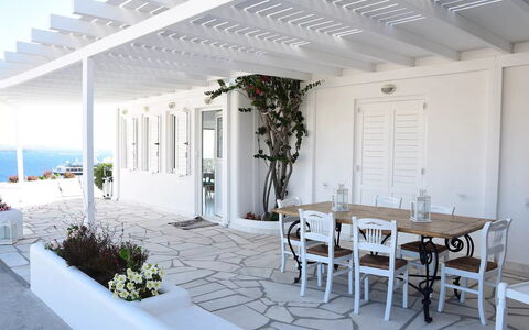The Pool Rose Villa: Mueble, Mesa, Mueble Para Exteriores, Silla, Porche, Cocina Y Comedor Mesa, Mesa Al Aire Libre, Sombra, Maceta, Balcón