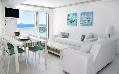 The Pool Rose Villa: Mueble, Diseño De Interiores, Mesa, Piso, Departamento, Techo, Suelo, Sofá, Habitación, Sala
