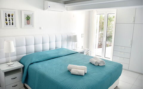 The Pool Rose Villa: Mueble, Diseño De Interiores, Habitación, Cama, Lecho, Sábana, Suelo, Piso, Textil, Habitación