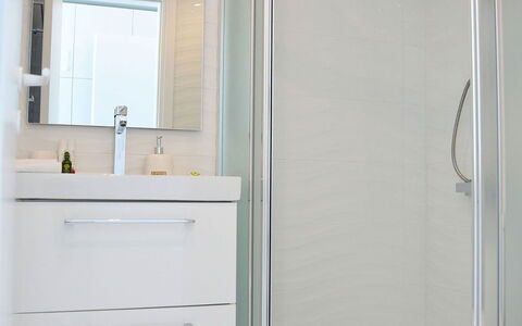 The Pool Rose Villa: Baño, Arreglo De Tubería, Diseño De Interiores, Piso, Suelo, Plomería, Grifo, Lavabo Del Baño, Lavabo, Baño