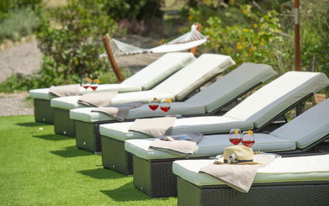 Villa Marinella: Mueble Para Exteriores, Mueble, Sombra, Ocio, Jardín, Césped, Sunlounger, Silla, Paraguas, Yarda
