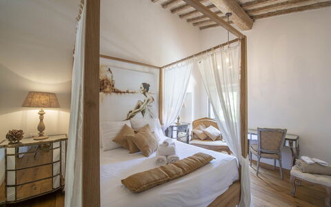 Villa Marinella: Mueble, Diseño De Interiores, Habitación, Madera, Cama, Suelo, Piso, Encendiendo, Casa, Techo