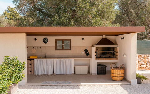 Villa Il Gelsomino: Jardín, Sombra, Manchas De Madera, Estructura Al Aire Libre, Patio Interior, Cocina, Diseño, Maceta, Planta De Casa, Silla