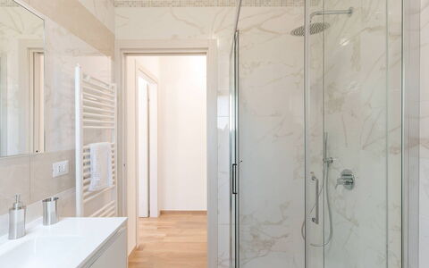 Villa Il Gelsomino: Piso, Suelo, Pared, Diseño De Interiores, Madera, Arreglo De Tubería, Baño, Puerta, Plomería, Techo