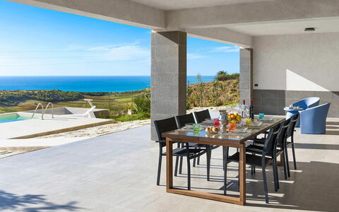 Villa Lily: Mueble, Mueble Para Exteriores, Mesa, Silla, Cocina Y Comedor Mesa, Mesa Al Aire Libre, Restaurante, Comedor, Patio, Mesa De Café