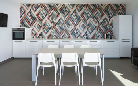 Villa Lily: Piso, Suelo, Loseta, Material Natural, Manchas De Madera, Cocina, Silla, Diseño, Pintar
