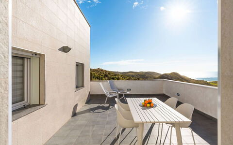 Villa Lily: Mueble, Departamento, Techo, Silla, Mesa De Café, Cocina Y Comedor Mesa, Balcón, Ático, La Luz Del Día, Hotel