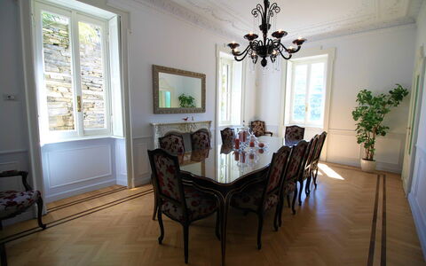 Letizia: Mueble, Diseño De Interiores, Piso, Silla, Suelo, Mesa, Madera, Comedor, Techo, Candelabro