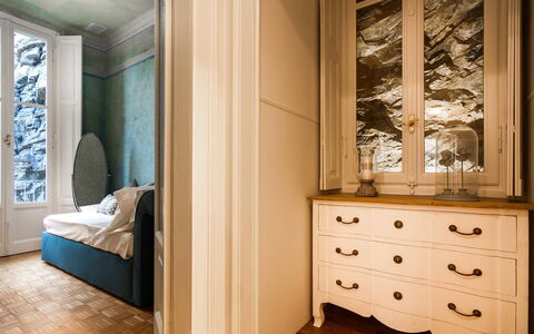 Letizia: Mueble, Diseño De Interiores, Habitación, Pared, Cama, Piso, Suelo, Madera, Habitación, Sábana