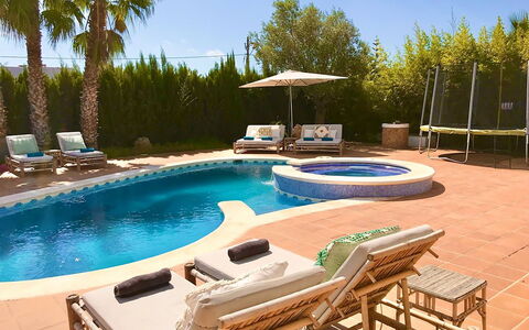 Dream House: Mueble, Piscina, Mueble Para Exteriores, Silla, Paraguas, Recurso, Sunlounger, Mesa, Mesa Al Aire Libre, Ocio