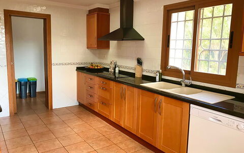 Dream House: Cocina, Gabinetes, Piso, Mostrador, Madera, Diseño De Interiores, Fregadero, Suelo, Mueble, Lavabo