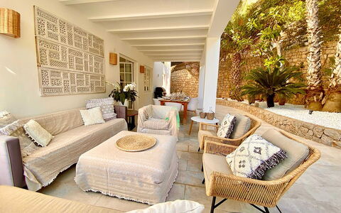 Villa Joel: Mueble, Pared, Silla, Diseño De Interiores, Sofá, Casa, Mueble Para Exteriores, Departamento, Sala