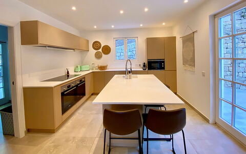 Villa Joel: Mueble, Diseño De Interiores, Mostrador, Cocina, Piso, Gabinetes, Suelo, Aparato De Cocina, Madera, Techo