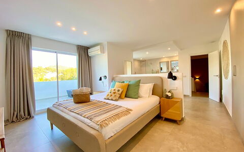 Villa Joel: Cama, Habitación, Lecho, Mueble, Sábana, Piso, Diseño De Interiores, Suelo, Linos, Marco De La Cama